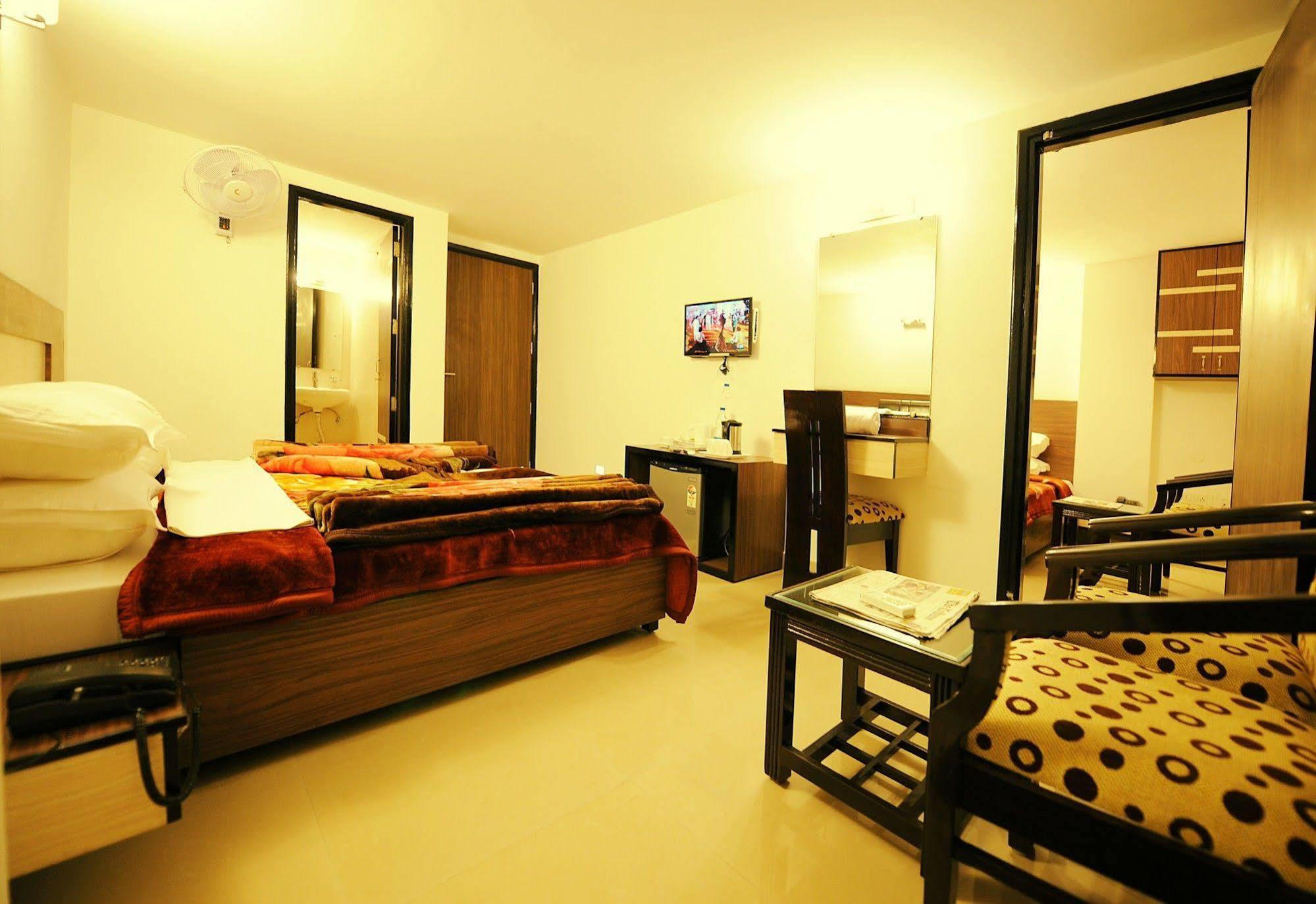 Hotel Hkj Residency Amritsar Exteriör bild